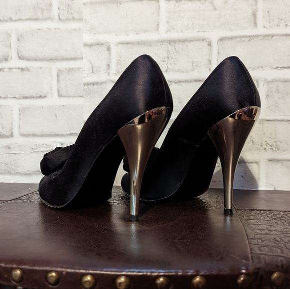 Stuart Weitzman Black Satin & Swarovski Chrome-Heeled Peep-Toe Pumps Sz 9 - Picture 7 of 15